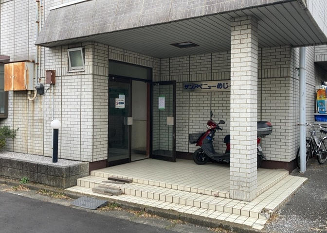 ＲＣ造、Reinforced　Concreteは直訳すると補強されたコンクリートです。主に柱や梁・床・壁が鉄筋とコンクリートで構成おり、鉄筋を組んだ型枠にコンクリートを流し込んで固めたものを指します。