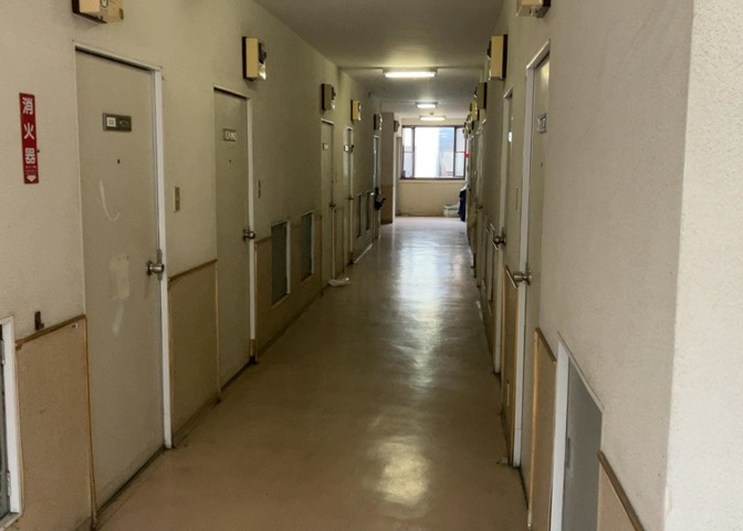 玄関は家の顔でもあり、家族以外の目にも止まる場所です。玄関は外との間を仕切る扉、靴などをしまっておく収納スペース、靴脱ぎのたたきスペース、来客とのやり取りをするドアホンなど複数のアイテムからなります。