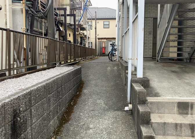 共用部分は、一棟の建物に住む区分所有者全員が共同で所有するとし、共用部分の管理、補修などは、区分所有者で形成される管理組合が行います。個人の判断で勝手に変更することはできませんので覚えておきましょう。
