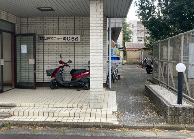 マンションの駐輪場は、事前に空きがあるか確認を取ると安心です。せっかく入居したのに駐輪スペースがない！なんてことになったら大変ですよね。そこで、内見時や購入前にはまず事前に確認しておくと良いでしょう。