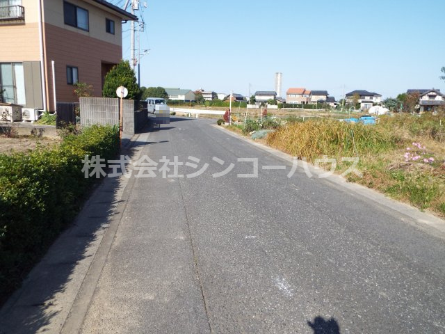幅員が約5メートル、接道幅にもゆとりがあるのは駐車にも嬉しいです。