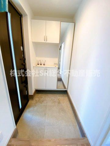 玄関には姿見鏡付きのシューズボックスもございます！