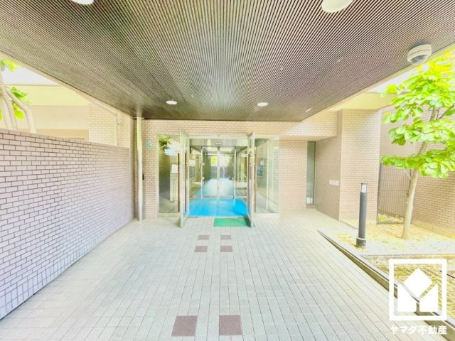 広々とした明るいエントランス。定期的な清掃・管理体制が整っており、帰宅時や来客時にも気持ちの良い空間です。