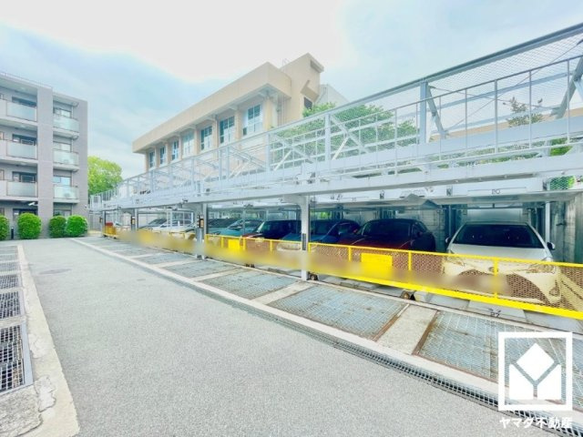 敷地内に駐車場を設置（月額12000円～13000円）。重い荷物や雨の日の移動もスムーズで、快適なカーライフを実現。空き状況等の詳細は弊社スタッフまでお気軽にお問い合わせください。