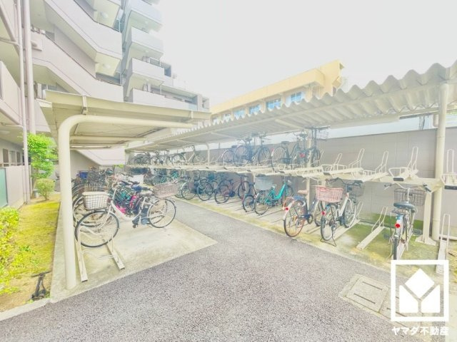 サイクルラック付きの駐輪場を設置。スッキリ整理されて、自転車同士が接触・転倒しにくい設計です。