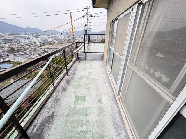 高台に位置するテラスは、街並みを見渡せる開放的な空間。陽当たりと風通しが良く、洗濯物干しはもちろん、チェアを置いてくつろぎの時間を楽しむこともできます。日常にゆとりをもたらす魅力的なスペースです。