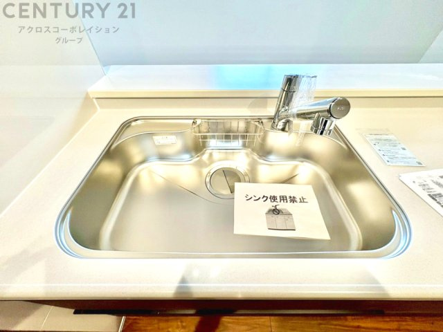 大きなシンクでお鍋などの大きな調理器具を洗う際にも便利です。　