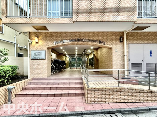 【エントランス】マンションのエントランスは、その物件の印象を決める、顔とも言える場所です。毎日通る場所ですからきれいなのが一番です。エントランス内はオートロックですので暮らしの安全も確保されています。