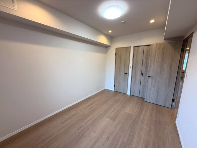 洋室　7帖　収納場所が2ヵ所あり、お部屋が綺麗に片付きます。