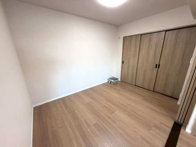 洋室　6帖　収納スペースが広く多く物を収納でき便利です。