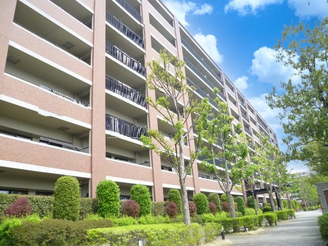 ■JR武蔵野線「南越谷」駅徒歩10分　■4LDK、南向きで日当たりは良好！眺望良好！　■オートロック付きで安心！　■ペット飼育可能(細則有)　■キッチン、浴室等リフォーム