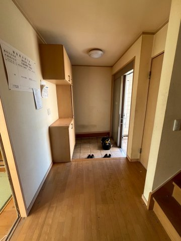 ホールから見た玄関です。