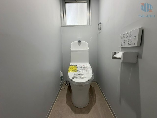 【トイレ】　高機能トイレを採用。落ち着いた色味で、清潔感のある空間に仕上げました。
