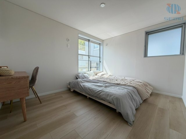 【1階・半地下／洋室】　明るい日差しが差し込む洋室。お子様部屋や趣味部屋、書斎など多用途にご使用いただけます。