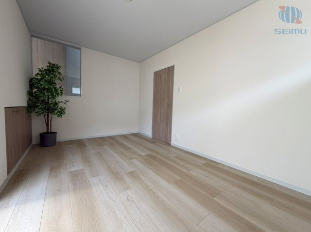 【1階・半地下／洋室】　明るい日差しが差し込む洋室。お子様部屋や趣味部屋、書斎など多用途にご使用いただけます。