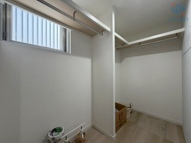 【1階・半地下／ウォークインクローゼット】　大容量のWICを完備。季節物や衣類、小物類までしっかり収納できます。