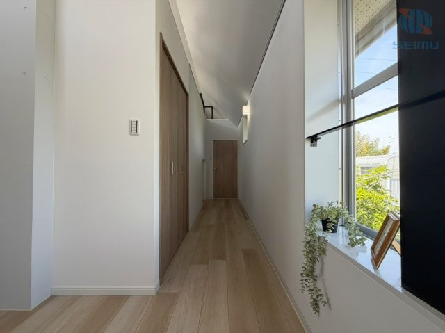 【2階・1.5階／廊下】　各所から自然光が差し込む明るい廊下。日中は電気いらずの心地よい空間です。　