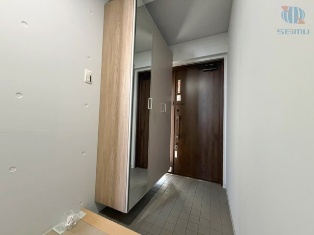 【1階・半地下／玄関】　姿見付きの下駄箱で、お出かけ前の身支度もスムーズにできます。大容量タイプで、ご家族分の靴もすっきり収納できます。