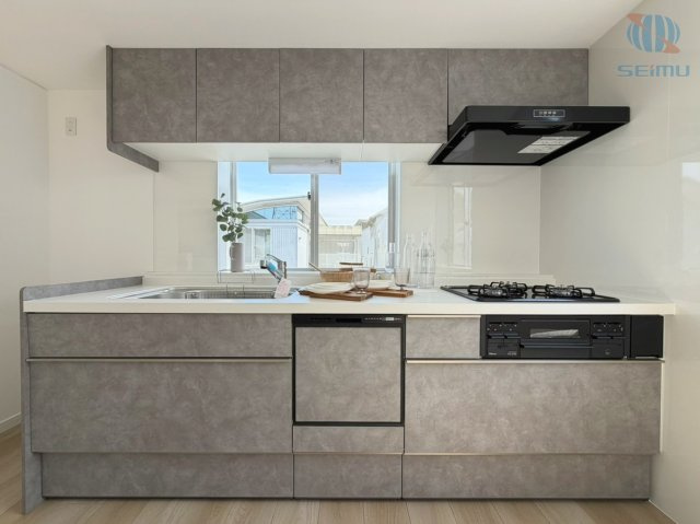 【2階／キッチン】　3口コンロ・魚焼きグリル・食洗機を完備したキッチン。家事の時短にも繋がります。