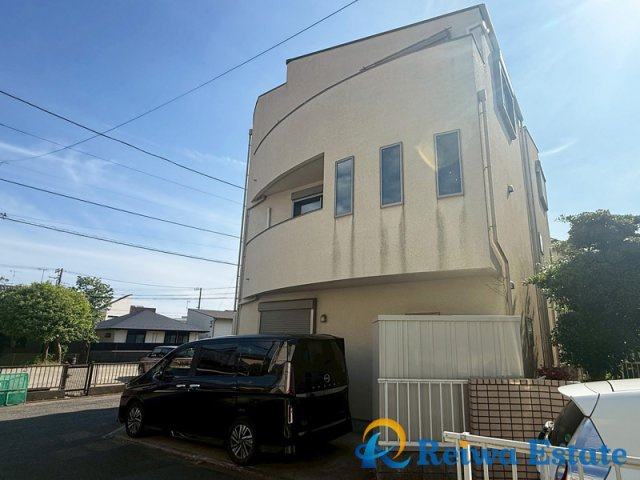 閑静な住宅地に堂々と佇む家。