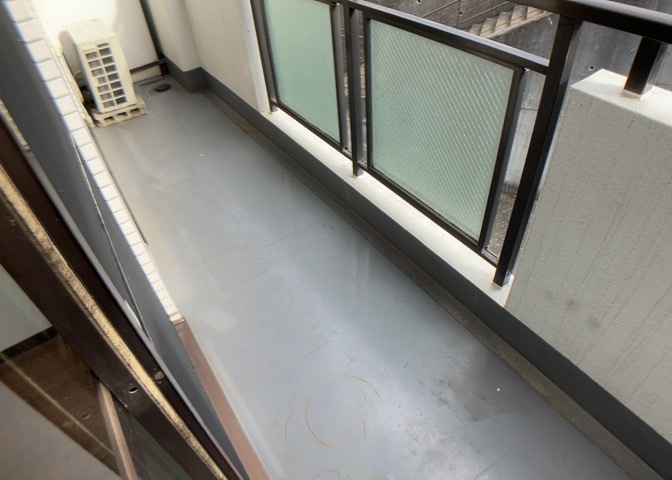 バルコニーは、室外の専用スペースのうち、「屋根がなく開放された空間」であるものを指します。ベランダより広いタイプのものが多く、日当たりもよいため家庭菜園などを楽しみたい人にとって適した環境となります。