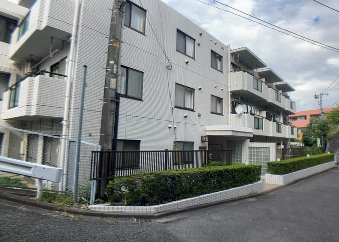 外観はマンション管理がされているかの目安になります。築年数が古いと、壁面は劣化してひび割れが生じることも！建物が古びていても細かいところが修繕されていると、きちんと管理されているなぁと感じるでしょう。