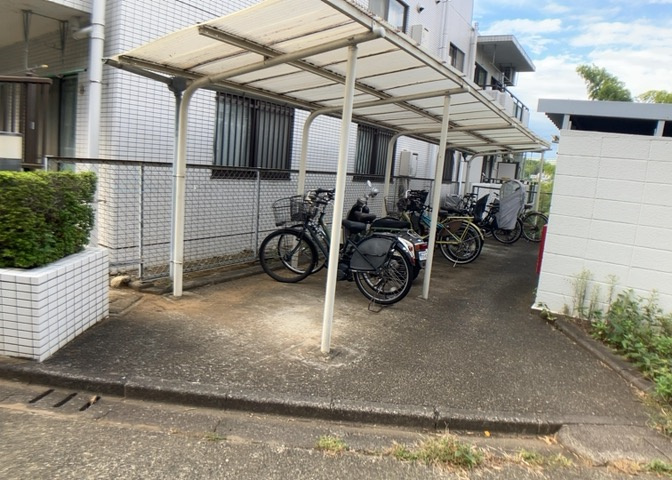 車一台あたりに必要なスペースは、標準サイズの普通自動車で横幅2m50cm、長さ5mは必要になります。ただし、乗降のことも考慮して横幅3m30cm、長さ5m50cmほどは確保できるところを選びましょう。