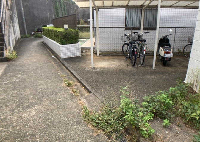 駐車場と明記されていても、最小スペースでつくられた駐車場だと大型車は駐車できなかったり、出入りしにくくなったりする可能性があります。お車のサイズと購入したい物件の駐車場のサイズを現地で確認しましょう。