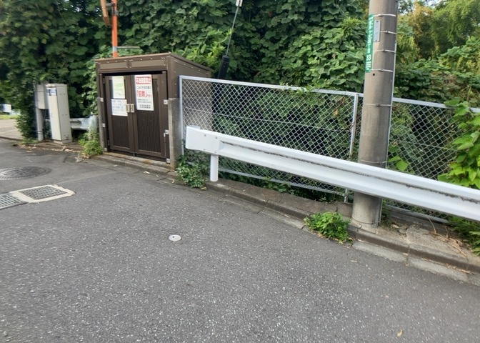 共有部分は、住民なら誰もが使える設備のこと。例えば駐車場やエレベーター、インターネット設備、セキュリティ設備などがあります。他にも、マンションの廊下・外部階段やエントランス・ゴミ置き場などがあります。