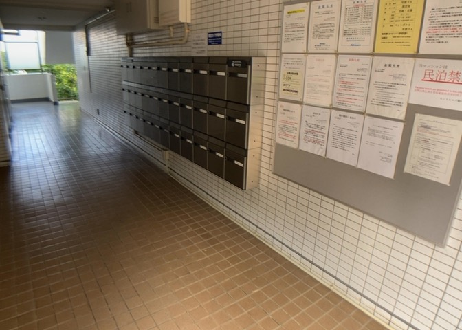 エントランス付近に設置されている集合ポストは、住んでいる部屋と離れているため、ポストをあさるなど誰かに何かされていても被害に気づきにくいです。入居する時には他人に特定されにくい番号で鍵をかけましょう！
