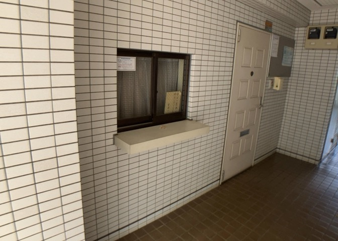 受付はマンションコンシェルジュがいる場合もあれば、管理人が滞在する小部屋を総称して呼ぶことがあります。主にエントランスに設置されていることから、防犯面でも期待ができます。防犯設備がない場合はより安心！