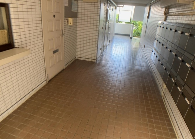 ロビーというと、エントランスと何がちがうの？と思いますよね。実はロビーとエントランスには明確な決まりはありません。物件によっては、エントランスを入って広がるある程度の広さのある空間がロビーとなります。