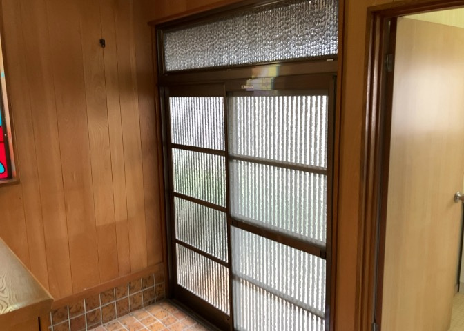 玄関は家の顔でもあり、家族以外の目にも止まる場所です。玄関は外との間を仕切る扉、靴などをしまっておく収納スペース、靴脱ぎのたたきスペース、来客とのやり取りをするドアホンなど複数のアイテムからなります。
