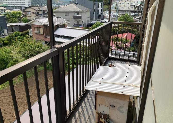 バルコニーは、室外の専用スペースのうち、「屋根がなく開放された空間」であるものを指します。ベランダより広いタイプのものが多く、日当たりもよいため家庭菜園などを楽しみたい人にとって適した環境となります。