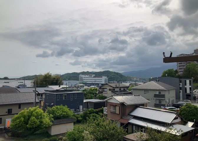 眺望を気にして物件を探す場合、前面に建物が建っていないか現地で確認しましょう！前面に建物があると景色はもちろん、日当たりや風通しにも影響が出てきます。住んだ時のことを想像しながら現地見学をしましょう。