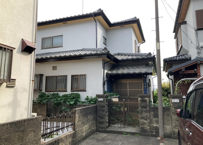 住宅用の土地では前面道路に2m以上接していなければならないと法律で定められています。しかし、お持ちの車のサイズやライフスタイルなどにより、2mでは利便が悪い場合もございますので、事前に確認しましょう。
