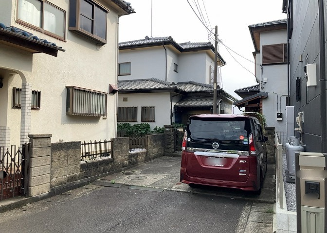 お持ちの車種によっては前面道路が広い方が便利でしょう。しかし、前面道路が広ければその分交通量が多くなるため、騒音などが気になる場合があります。実際に現地を見学し、周辺交通量や騒音などを確認しましょう！