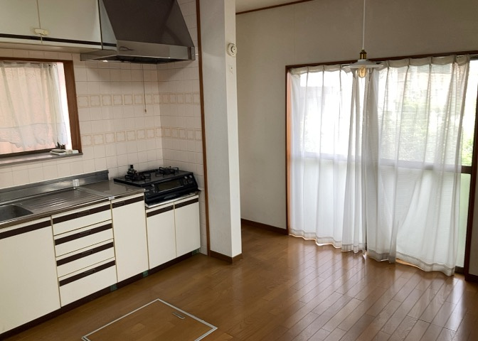 ダイニングは、食事や家族の団らんスペースとしてだけではなく、ほかの用途としても使用することができます。ダイニングテーブルを置き、食事のためのスペースを作ることでリビングとの差別化を図ることができます。