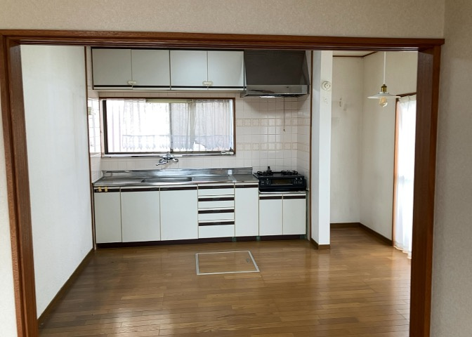 ダイニングにはダイニングテーブルセットなどを置くことが多く、間取りにおいて「D」と略記されますが、食事を作るときの作業場として使用したり、朝食を食べたりするときだけに使われるケースも少なくありません。