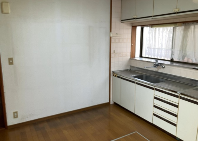 DKの物件でも広く見せたい方は、ダイニングスペースを広く使えるように工夫しましょう。低めのダイニングソファを置くと、家具の圧迫感が減り、広く見せることができ、ダイニングをリビングのように使用できます！