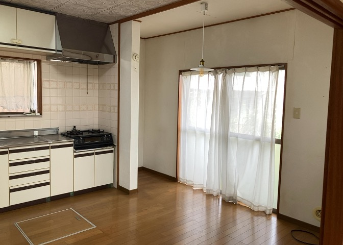 ダイニングとキッチンの間を扉や壁などで仕切らず、一体化させた間取りです。キッチンカウンターがついている物件ならば、食事をキッチンカウンターで取ることで、ダイニングスペースをリビングとして使用できます。