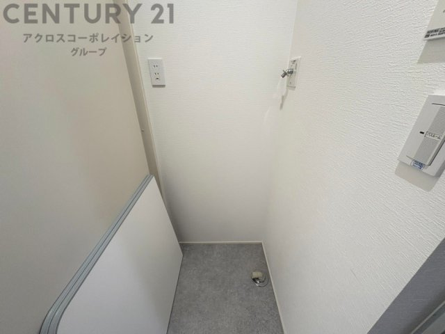 洗濯物の仕分け作業がしやすく、整理整頓が容易になります。洗濯音や湿気を他の部屋に持ち込まず、生活環境を快適に保ちます。上部を活用すれば収納スペースを確保でき洗剤や洗濯用品の整理もしやすくなります。