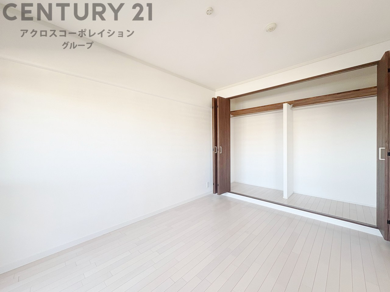明るい色合いのフローリングとクロスを使用した洋室は家具やインテリアとも調和しやすく空間が広く感じられ開放感を生み出します。自然光を効果的に反射し、室内を明るく保つため、日中の照明使用を抑えられます。
