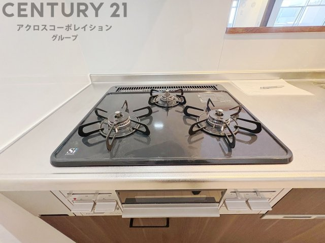 多数の調理器具を同時に使用でき、料理の効率化が可能。省エネで節約になり、様々な料理スタイルに適応できます。また、火力調整が独立しており、手入れや掃除もしやすく、今よりもっとお料理が楽しくなるかも。
