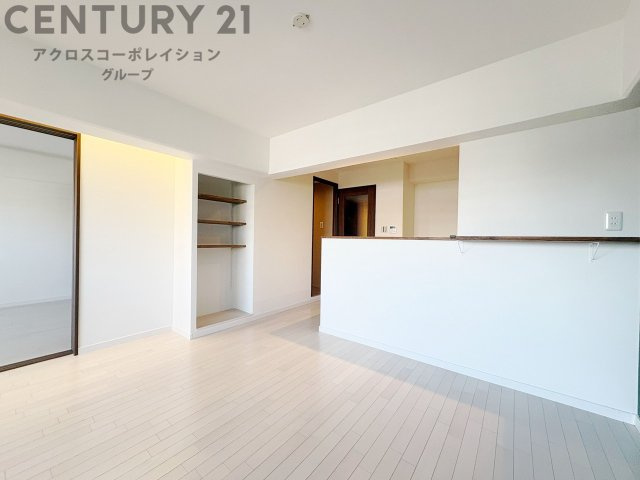 キッチン前のダイニングスペース　カウンターキッチンから料理の受け渡し等に便利です。ダイニングセットを置いても十分な広さを確保。