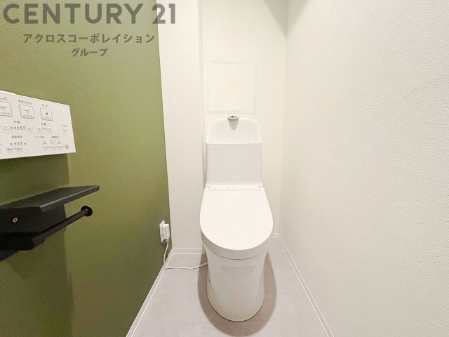 温水洗浄便座付トイレは温水洗浄機能により、暖かい水でおしりを洗浄することができ、冷たい水を使う従来の便座に比べ、温水洗浄機能で暖かいトイレを提供し、快適な使用を可能にします。