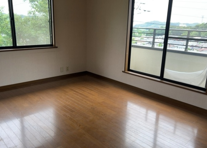 寝室でゆっくりと過ごすためにはベッド周りの適度な空間を担保することや窓の位置、照明の明るさ、寝室の広さなどを考える必要があります。自身や家族の構成とライフスタイルに併せて寝室にする部屋を選びましょう！