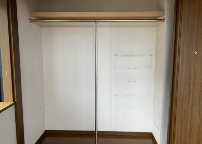 デザイン性を重視しすぎて収納が少なかった！なんてことにならないため、事前に現地で収納の数を確認しておくことをお勧めします。クローゼット以外にも床下収納や屋根裏収納、パントリーなどもチェックしましょう。