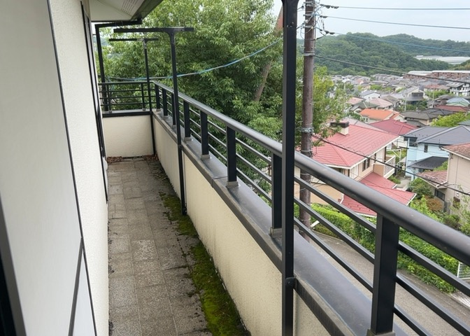 バルコニーは、室外の専用スペースのうち、「屋根がなく開放された空間」であるものを指します。ベランダより広いタイプのものが多く、日当たりもよいため家庭菜園などを楽しみたい人にとって適した環境となります。