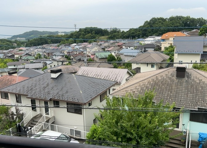 眺望を気にして物件を探す場合、前面に建物が建っていないか現地で確認しましょう！前面に建物があると景色はもちろん、日当たりや風通しにも影響が出てきます。住んだ時のことを想像しながら現地見学をしましょう。